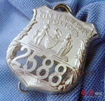 普通警員的警徽為銀色且有號(hào)碼。（美國(guó)《僑報(bào)》摘自網(wǎng)絡(luò)）