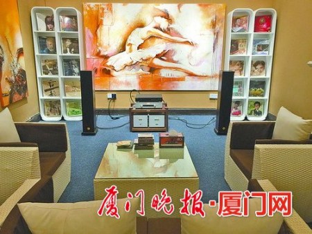 影音體驗區(qū)里配備華錄100寸激光投影電視、華錄藍光機等硬件，可聽到珍藏在中唱版庫中的絕密聲音和唱片資料。 