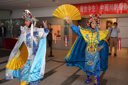 川劇表演。(日本《中文導(dǎo)報》/張石 攝)