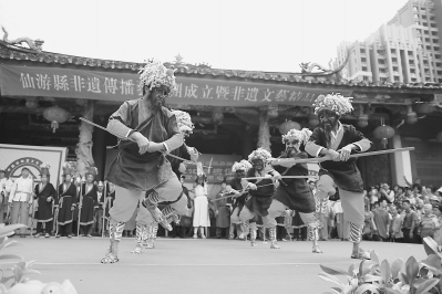 非遺展演現(xiàn)場傳承人表演皂隸舞。