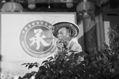 非遺晚會上，老人用樹葉當樂器演奏。