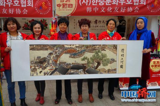 積石山縣繡娘展示刺繡作品《清明上河圖》。　冉文娟 攝