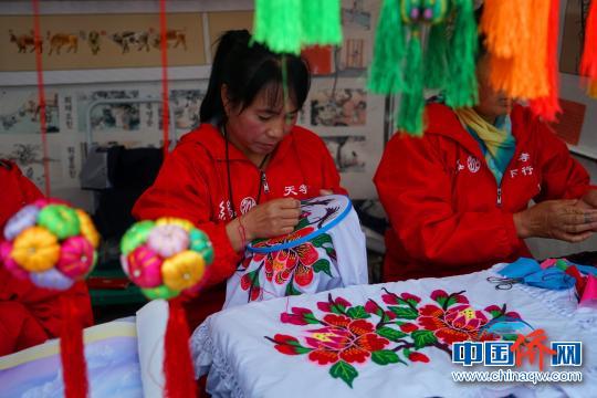 積石山繡娘現(xiàn)場(chǎng)展示刺繡?！∪轿木?攝