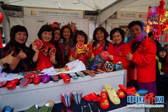 (社)韓中文化友好協(xié)會(huì)會(huì)長(zhǎng)曲歡和積石山縣繡娘在一起?！∪轿木?攝