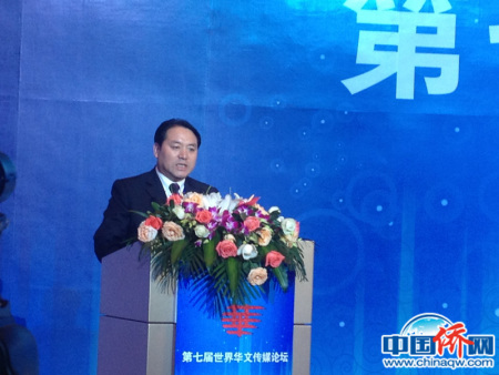 2013年9月，作者在青島“第六屆世界華文傳媒論壇”上發(fā)言