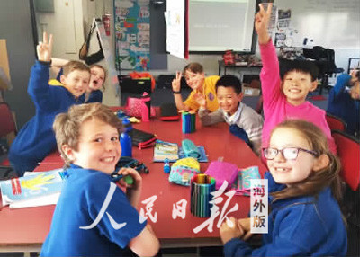 圖為暄暄（右三）微留學(xué)時(shí)和當(dāng)?shù)貙W(xué)生一起上課。