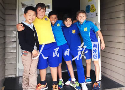 暄暄（左一）參與了互助小組。圖為他與“小兄弟們”在一起。