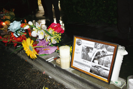 日前，美國(guó)華人導(dǎo)游季富力拉斯維加斯遇害，同業(yè)和路人擺滿鮮花，燃點(diǎn)蠟燭紀(jì)念季富力。（美國(guó)《世界日?qǐng)?bào)》/馮鳴臺(tái) 攝）
