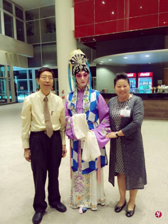 平社永久榮譽社長兼永久執(zhí)行社務顧問陳木輝（左）在今年的《京劇經(jīng)典折子戲》演出前，與反串花旦的任偉辰（中），還有任偉辰的母親合影。（新加坡《聯(lián)合早報》資料圖）