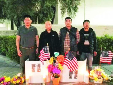 美中旅游協(xié)會(huì)骨干10月23日凌晨趕赴拉斯維加斯為季先生守夜。左起：美中旅游協(xié)會(huì)副秘書長(zhǎng)張戈、秘書長(zhǎng)王杰生、副秘書長(zhǎng)林東、導(dǎo)游高達(dá)琳。(許承武會(huì)長(zhǎng)提供)