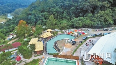 德化南埕鎮(zhèn)積極打造獨具特色的鄉(xiāng)村旅游景區(qū)。圖為塔兜溫泉航拍畫面。 （黃谷瑩 李宏圖 攝）