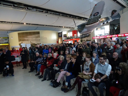 很多當(dāng)?shù)厝饲皝韰⒓诱褂[開幕式。（法國歐亞傳媒供圖）　　