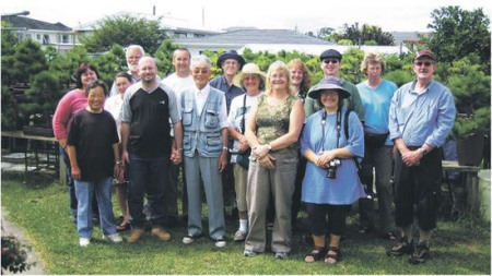 82歲的陳炳玉老人(前排左)通過中國(guó)盆景結(jié)識(shí)了很多當(dāng)?shù)嘏笥?。（新西蘭《中文先驅(qū)報(bào)》圖片）