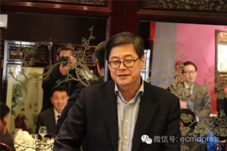 馬燕生公參代表中國駐法使館教育處對(duì)“天外”法國校友會(huì)的正式成立表示熱烈祝賀。