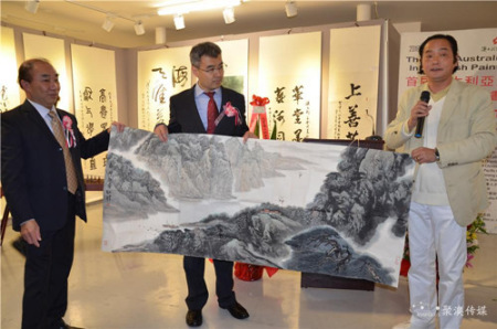 藝術(shù)家們向趙建總領(lǐng)事贈(zèng)畫。(澳洲聚澳國(guó)際傳媒集團(tuán) 資料圖)