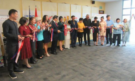 眾人一同進(jìn)行剪裁儀式。