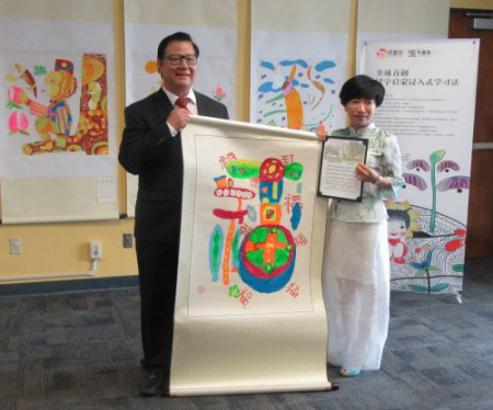 范家飛將兒童所繪制的畫字送給圣蓋博市市長廖欽和。