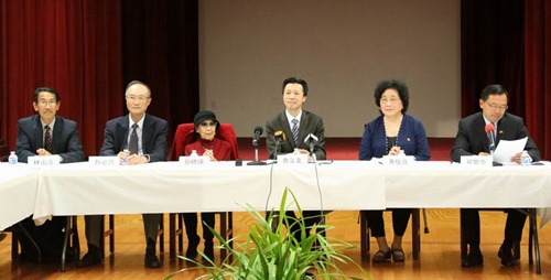 左起：孫中山曾外孫林山立、孫中山胞兄孫眉曾孫孫必興、孫中山孫女孫穗瑛、查立友代總領(lǐng)事、黃興孫女黃儀莊、鄧繁華副總領(lǐng)事　　