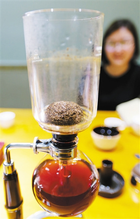 陳鵬在使用虹吸壺沖泡咖啡。海南日報記者 武威 攝