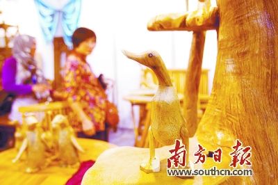 印尼參展商將展出可愛(ài)的木質(zhì)鴨子。