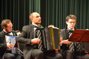 法蘭西國家手風(fēng)琴樂團(tuán)青田演出 國際范兒引爆全場 法蘭西國家手風(fēng)琴樂團(tuán)青田演出 國際范兒引爆全場