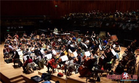 藝術(shù)家們在認(rèn)真彩排。(阿根廷華人網(wǎng)/柳軍 攝) 