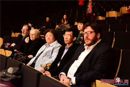 觀看演出。(阿根廷華人網(wǎng)/柳軍 攝) 