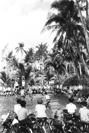  文昌當地百姓長久以來酷愛排球。圖為1981年，文昌東郊節(jié)日里的一場排球比賽。 蔡自強 攝