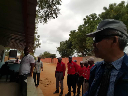 本菲噶聯(lián)防中心郭老師與巡邏保安隊員在外了解搶匪抓捕情況。