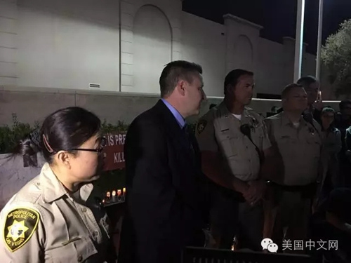 圖為25日晚拉斯維加斯季富力追思會活動現(xiàn)場，近三百位華裔人士、拉斯維加斯當(dāng)?shù)鼐骄鱿顒印?美國中文網(wǎng)/美中旅游協(xié)會供圖)