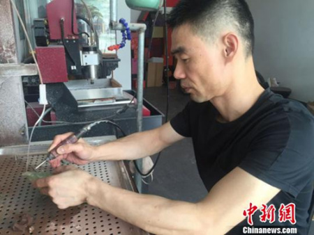 玉雕師董錦燦在雕刻?！×戊o 攝