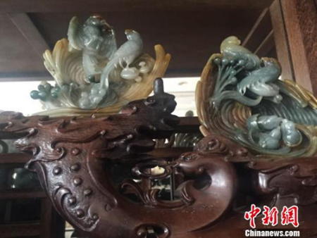 玉雕師董錦燦的《愛(ài)巢》翡翠雕。　廖靜 攝