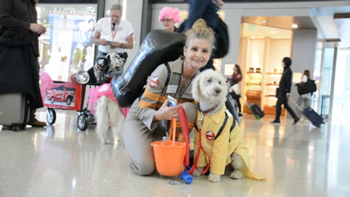 主人和狗狗裝扮成搞笑片《魔鬼克星（Ghostbuster）》中的角色。（美國《世界日報》/吳珮甄 攝）