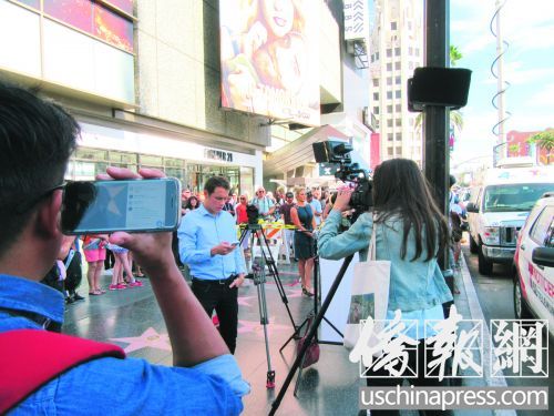 洛杉磯本地人通過手機(jī)上的社交媒體即時(shí)向親友以及網(wǎng)民進(jìn)行直播。(美國《僑報(bào)》/翁羽 攝)