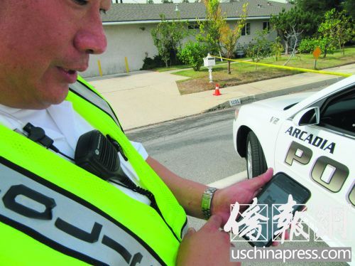 華裔義警劉先生展示“Arcadia 鄰里互助”群。(美國(guó)《僑報(bào)》/翁羽 攝)