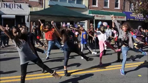 229小學(xué)的學(xué)生舞蹈員裝扮成各種造型，聞歌表演邁克爾·杰克遜的Thriller。(美國(guó)《世界日?qǐng)?bào)》 王靖雯 攝)