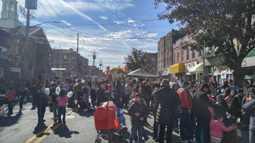 萬(wàn)圣節(jié)街坊節(jié)在布魯克林11大道與67街交匯處舉行，多名華裔家長(zhǎng)攜子女參與。(美國(guó)《世界日?qǐng)?bào)》 王靖雯 攝)