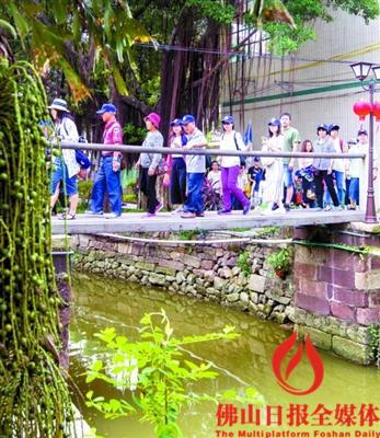 市民在逢簡(jiǎn)水鄉(xiāng)參觀體驗(yàn)。 佛山日?qǐng)?bào)記者周春攝