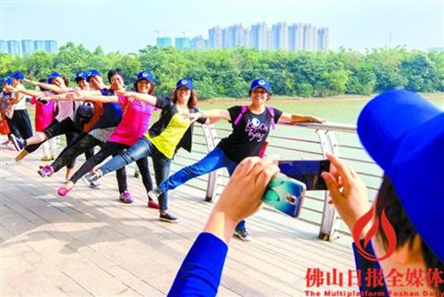 市民在潭洲水道龍舟廣場(chǎng)段留影。 佛山日?qǐng)?bào)記者周春攝