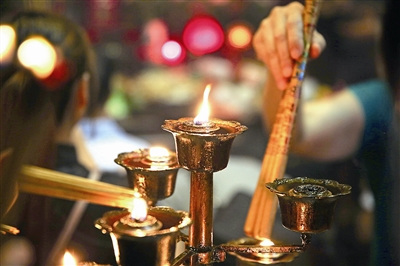 點燈祭祖。