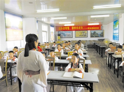 孩子們?cè)谌鸢埠罄镂幕Y堂學(xué)習(xí)國學(xué)。資料照片