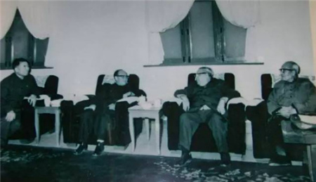 1978年4月，國(guó)務(wù)院批準(zhǔn)復(fù)辦華僑大學(xué)，廖公在京召開(kāi)會(huì)議