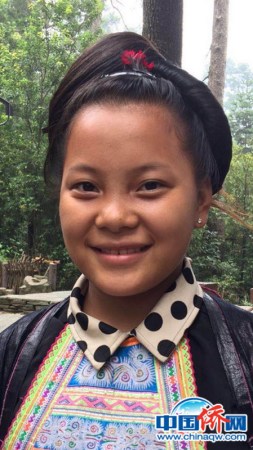 作者在第八屆世界華文傳媒論壇結(jié)束后赴貴州參訪時(shí)結(jié)識(shí)的少數(shù)民族女孩滾怒拉
