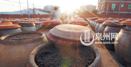  天氣晴朗時(shí)打開醬缸蓋子，利用天然日曬蒸發(fā)水分。