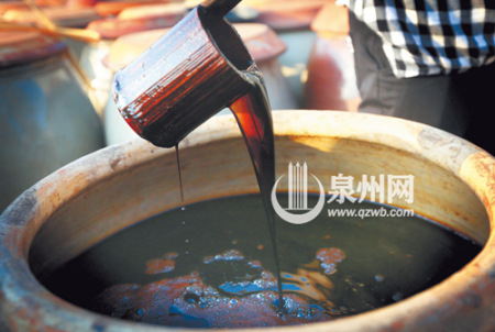 經(jīng)過歲月的沉淀，天然好醬油的醇香味撲鼻而來。