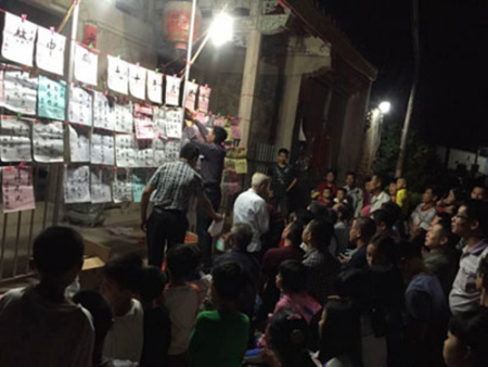 前晚的燈謎會(huì)熱鬧非凡。 本報(bào)記者 鄭新培 攝