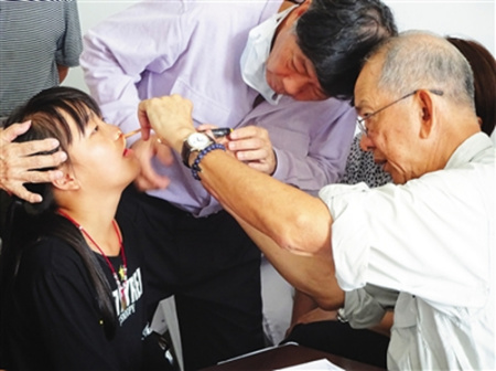 李勝德教授在為患者治療。