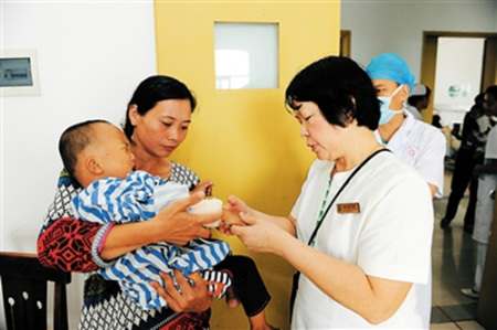 義診團(tuán)專家為患兒診斷。