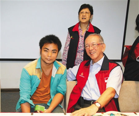 李勝德教授（右）和康復(fù)患者在一起。