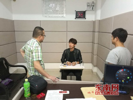 警方正在對犯罪嫌疑人進行審訊 警方正在對犯罪嫌疑人進行審訊